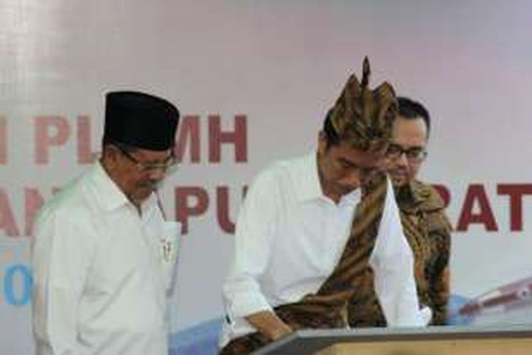 Presiden Jokowi didampingi Menteri ESDM Sudirman Said (kanan) dan Gubernur Maluku Utara KH. Abdul Gani Kasuba saat meresmikan Pembangkit Listrik Tenaga Surya (PLTS) Hybrid dan Pembangkit Listrik Tenaga Mikro dan Hidro (PLTMH) di Morotai, Selasa (5/4/2016) 