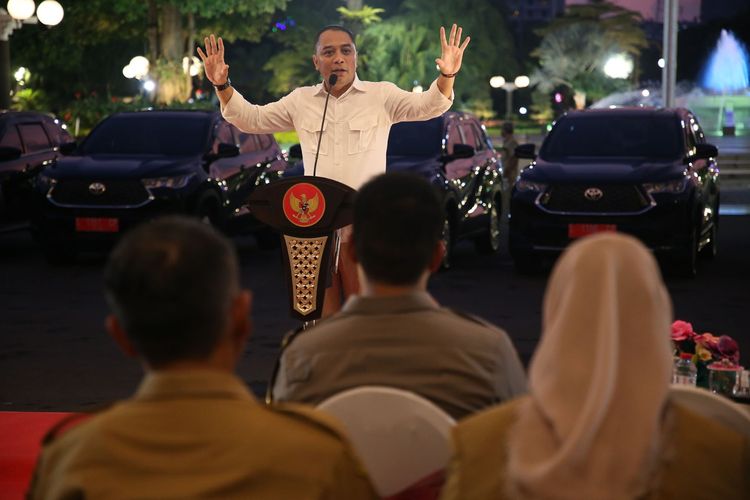 Wali Kota Surabaya Eri Cahyadi memberikan sambutan di acara prosesi penyerahan bantuan 11 mobil pinjam pakai kepada Polrestabes Surabaya di halaman Balai Kota Surabaya, Senin (6/3/2023). 