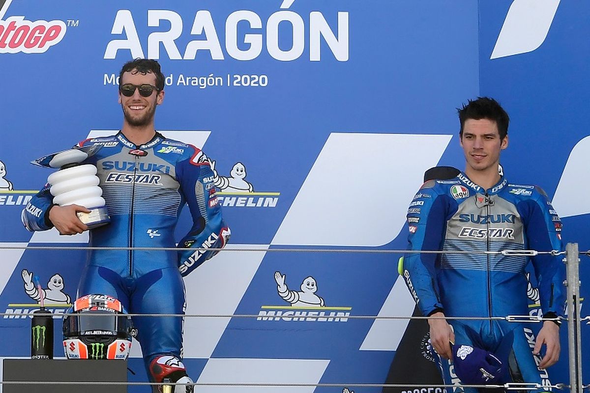 Pebalap Suzuki Ecstar, Alex Rins (kiri) dan Joan Mir (kanan), meraih podium pada balapan MotoGP Aragon, 18 Oktober 2020. 