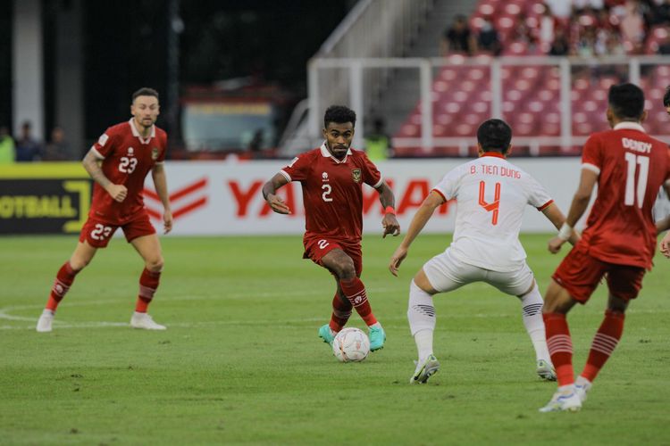 Pemain timnas Indonesia, Yakob Sayuri menguasai bola saat bertanding melawan pemain timnas Vietnam pada leg pertama semifinal Piala AFF 2022 di Stadion Utama Gelora Bung Karno (SUGBK), Jakarta, Jumat (6/1/2023). Pertandingan ini berakhir dengan skor 0-0.