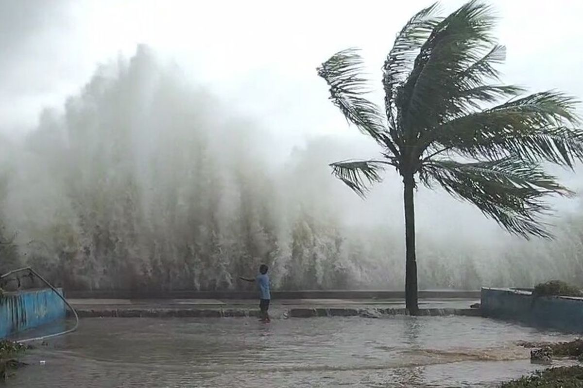 Cuaca buruk dengan gelombang tinggi menerjang di sepanjang pantai Kota Baubau, Sulawesi Tenggara, Senin (21/2/2022).