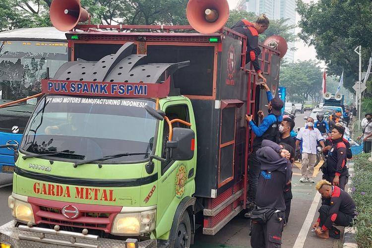 Sejumlah buruh yang sedang bersiap diri di depan gedung TVRI, Jakarta, Rabu (15/6/2022). Merek hendak berunjuk rasa di depan Gedung DPR/MPR, Rabu ini.