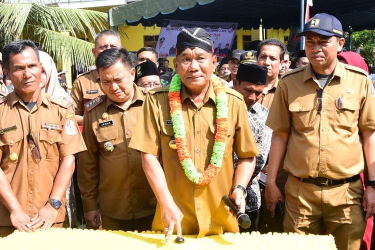 Bupati Deliserdang Ashari Tambunan meresmikan Jalan Palapa sepanjang 2 kilometer dan kantor camat Hamparanperak yang sudah berumur 53 tahun, Rabu (8/3/2023). 