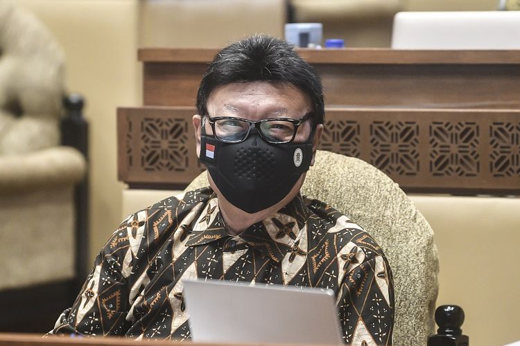 Menteri Pendayagunaan Aparatur Negara dan Reformasi Birokrasi (MenPAN-RB) Tjahjo Kumolo bersiap mengikuti rapat kerja bersama Komisi II DPR di Komplek Parlemen, Jakarta, Kamis (8/4/2021).