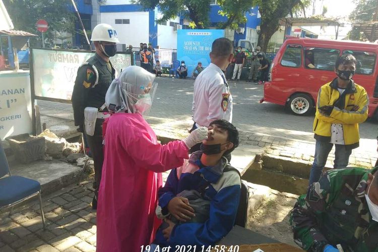 Pemerintah Kota Makassar bersama TNI dan Polri melakukan swab PCR di jalanan untuk mendeteksi orang terpapar Covid-19 yang masih berkeliaran.