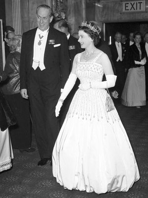 Ratu Elizabeth II ketika menghadiri London premiere of Lawrence of Arabia di 1962. Gaun yang dikenakannya kemudian dikenakan oleh cucunya, Putri Beatrice sebagai gaun pernikahan.