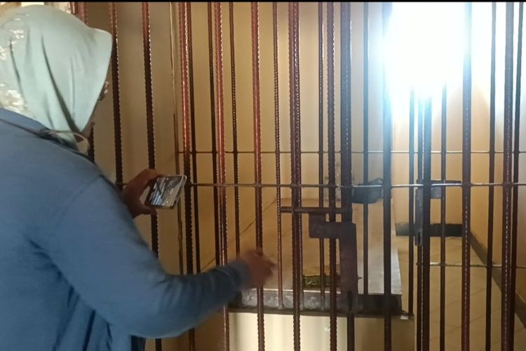 Inilah sel tahanan di Polsek Praya Barat Daya, Lombok Tengah, tempat dua tahanan yang kabur, Selasa dini hari (11/6/2024).