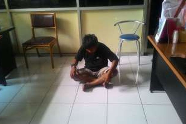 Pelaku pencabulan terhadap 4 bocah di bawah umur saat digelandang ke kantor polisi di Manado.