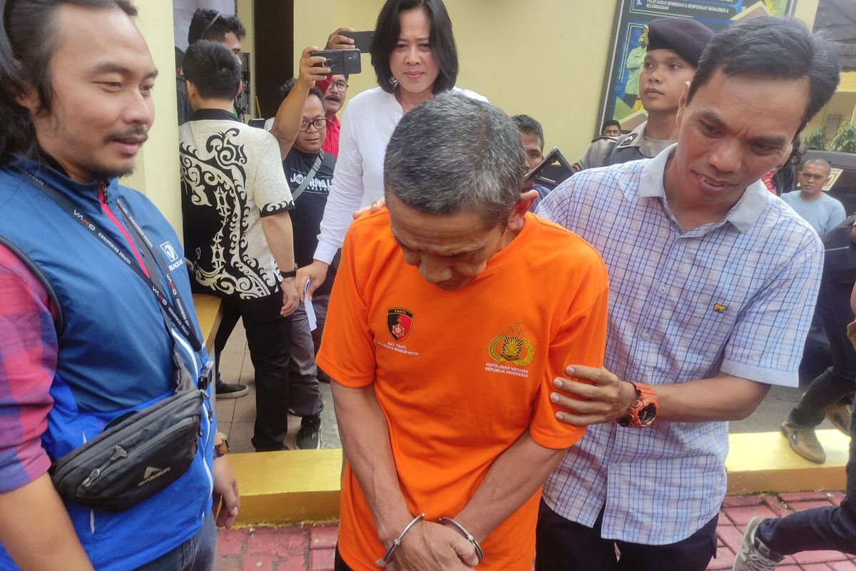 Pelaku pencabulan berinisial O (55) saat dihadirkan dalam rilis di Mapolresta Bogor Kota, Selasa (28/5/2024).