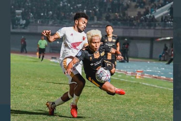 Yakob Sayuri (kiri) berebut bola dengan Fahmi Al Ayyubi dalam laga Dewa United vs PSM Makassar pada pekan ke-10 Liga 1 2022-2023 yang digelar di Stadion Indomilk Arena, Tangerang, pada Kamis (15/9/2022) malam WIB. (Sumber foto: Tangkapan layar Twitter Dewa United FC/@dewaunitedfc_)