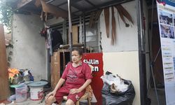 Atap Bocor dan Lantai Rusak, Bedah Rumah Warga Cengkareng Rampung Sebelum Natal