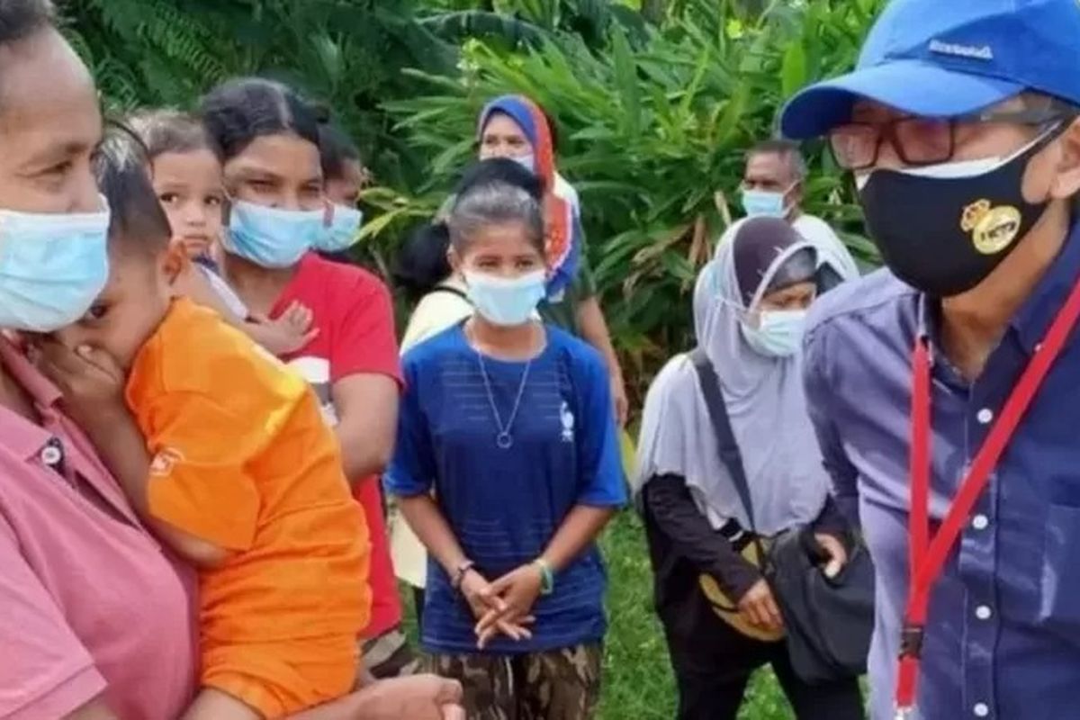 Indonesia's Ambassador to Malaysia Hermono speaks to some migrant workers. 