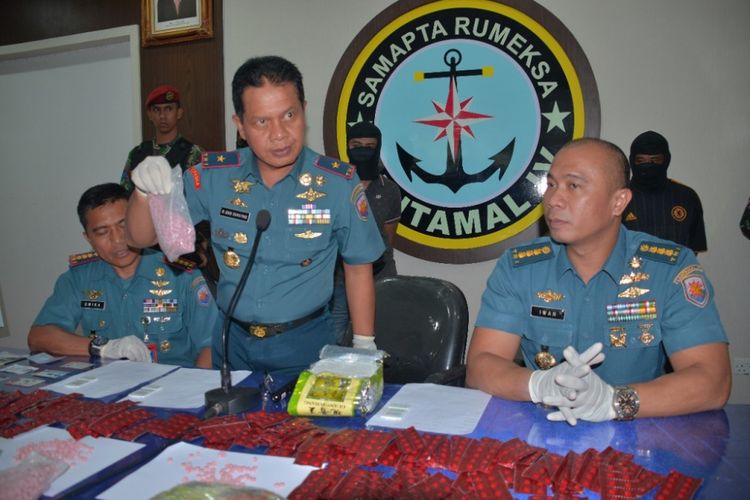 Komandan Lantamal IV Tanjungpinang Laksamana Pertama (P) Ribut Eko Suyanto menunjukkan barang bukti narkoba yang berhasil digagalkan penyelundupannya ke Indonesia melalui jalur laut. Narkoba tersebut senilai Rp 3,9 triliun.