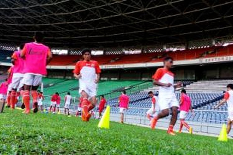 Persija Jakarta berlatih di Stadion Gelora Bung Karno, Jumat (7/2/2014) sore. Latihan ini merupakan persiapan Macan Kemayoran jelang melawan Semen Padang dalam lanjutan Indonesia Super League, Sabtu (8/2/2014).  