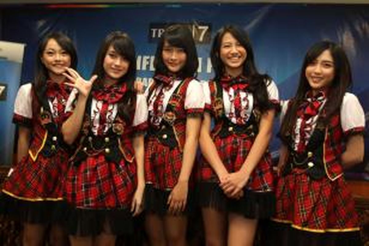 Beberapa personel grup vokal JKT48 saat ditemui pada konferensi pers peluncuran program baru Trans7, di Gedung Trans TV, Tendean, Jakarta Selatan, Rabu (5/6/2013). Trans7 merilis tiga program baru, yaitu Caroselle, Tugas Pertama, dan JKT48 Mission.
