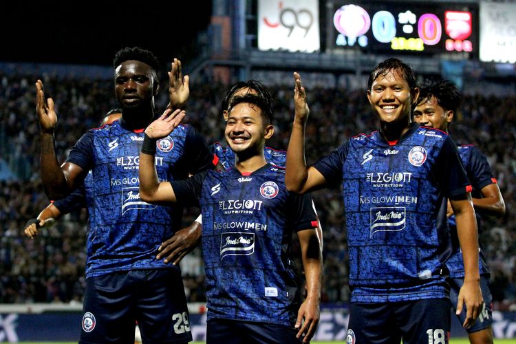 Pemain asing Arema FC Abel Camara selebrasi bersama Gian Zola dan Adam Alis seusai menjebol gawang Borneo FC saat pertandingan leg pertama Final Piala Presiden 2022 yang berakhir dengan skor 1-0 di Stadion Kanjuruhan Kepanjen, Kabupaten Malang, Kamis (14/7/2022) malam.