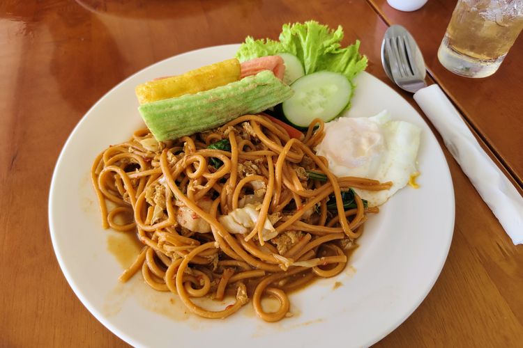Seporsi mi gomak khas Medan yang Kompas.com santap kala berkunjung ke Parapat, Sumatera Utara, Rabu (14/5/2025).