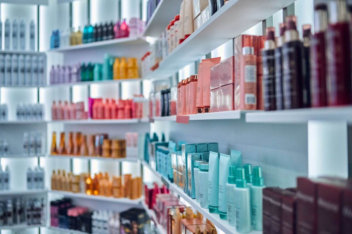 Ilustrasi berbagai macam produk kosmetik di pasaran.