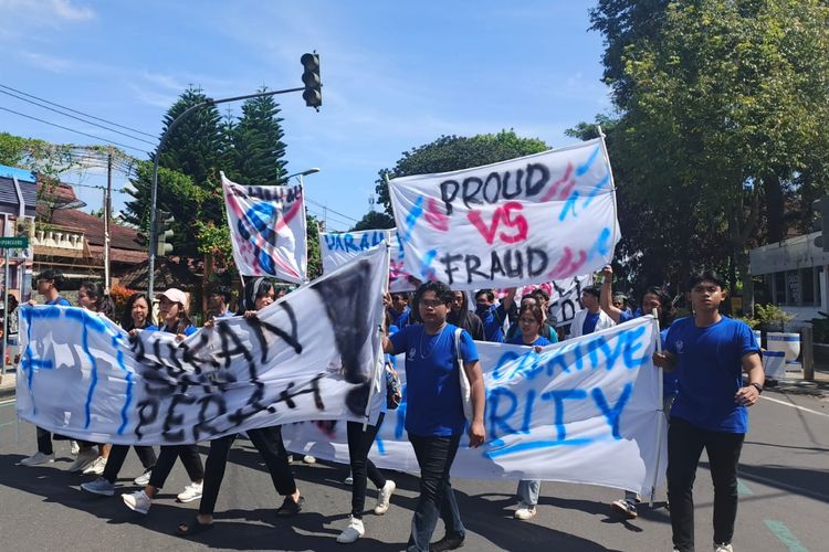 Saat Mahasiswa, Dosen, dan Alumni Bersatu Melawan Rektor UKSW Salatiga
