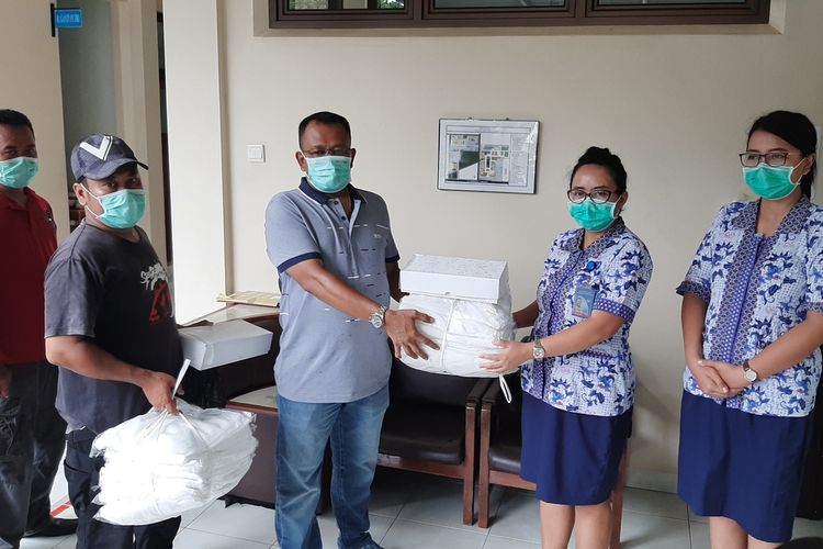 Warga Kepek, Wonosari Agus Driyanto Menyerahkan Alat Pelindung Diri (APD) Kepada RS Panti Rahayu, Gunungkidul Jumat (17/4/2020)