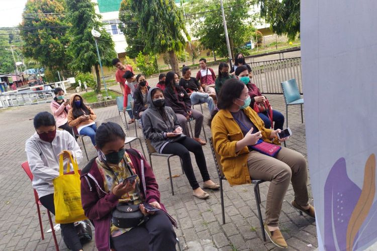 Para mahasiswa dari luar Kaltim mendatangi posko pembagian sembako yang diadakan Ikatan Alumni Universitas Mulawarman, Kamis (17/4/2020). 