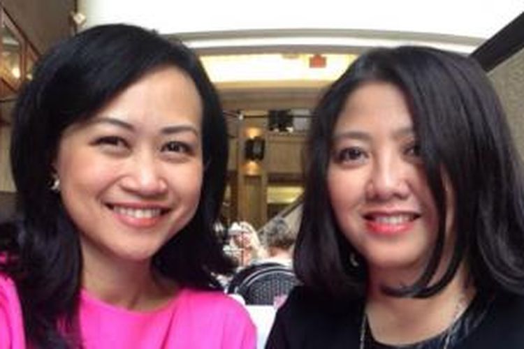Irma Hardjakusumah (kanan), desainer interior yang merancang ruang pesta The Governors Ball dalam rangka Oscar 2015, dan wartawan VOA Indonesia, Vena Annisa Dilianasari 