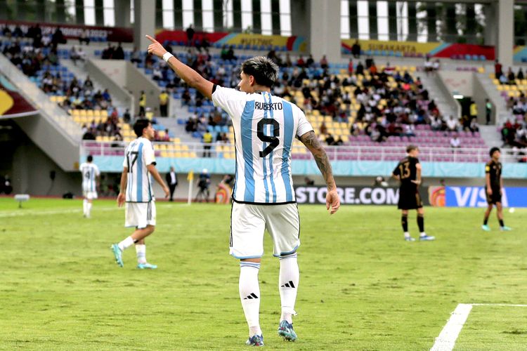 Pemain Timnas Argentina Agustin Ruberto selebrasi seusai menjebol gawang Jerman saat laga semifinal Piala Dunia U17 2023 Indonesia yang berlangsung di Stadion Manahan Solo, Selasa (28/11/2023) sore.