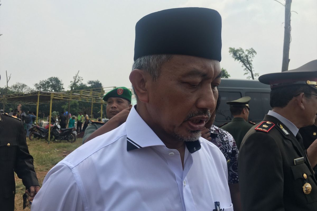 Wakil Wali Kota Bekasi, Ahmad Syaikhu turut menghadiri acara pemakaman Briptu Taufan Tsunami di TPU Pondok Ranggon, Jakarta Timur, Kamis (25/5/2017). 
