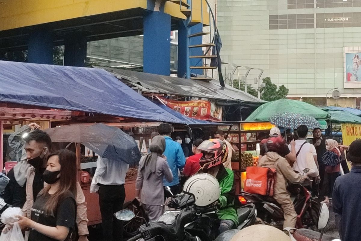 Sejumlah masyarakat  berbondong-bondong memadati Jalan Kebon Kacang, tepat di belakang Mal Grand Indonesia (GI), Tanah Abang, Jakarta Pusat, Sabtu (25/5/2023) sore. 