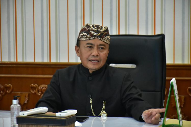 Sekretaris Daerah (Sekda) Pemerintah Kabupaten (Pemkab) Sumedang Herman Suryatman saat menyampaikan hasil evaluasi Sistem Akuntabilitas Kinerja Instansi (SAKIP) Tahun 2021 oleh Kementerian Pendayagunaan Aparatur Negara dan Reformasi Birokrasi (Kemenpan RB) di ruang kerjanya, Sumedang, Kamis (21/4/2022).