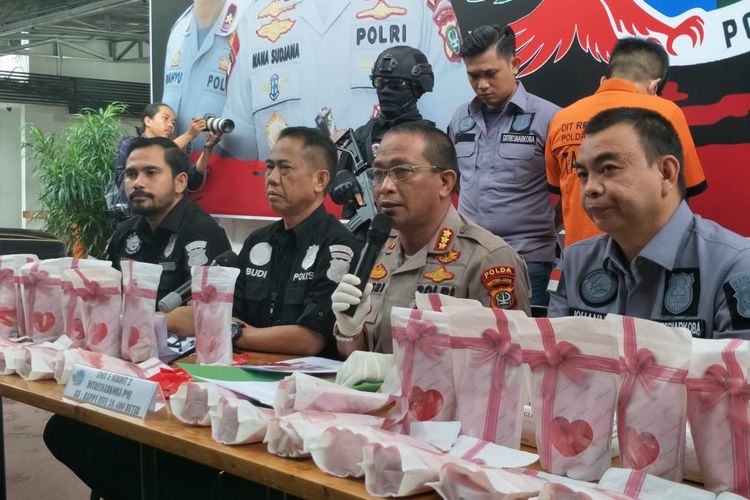 Polisi menangkap seorang kurir narkoba jenis Happy Five yang dikemas dalam bungkus permen produksi London, Inggris. Kurir narkoba itu berinisial E. Foto diambil saat konferensi pers di Polda Metro Jaya, Jakarta Selatan, Kamis (6/2/2020).