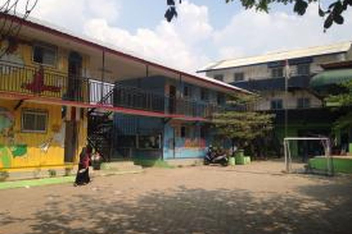 Suasana di pelataran Sekolah Master, Depok, Jawa Barat, Kamis (30/7/2015). Sekolah Master masih terancam penggusuran oleh pengembang yang akan menjadikan wilayah itu sebagai terminal terpadu dan superblok yang berisi apartemen, mal, dan bangunan lain. 