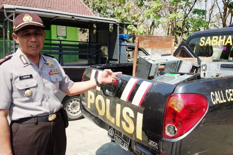 Kapolsek Bareng, Jombang, Jawa Timur, AKP Lely Bahtiar, di SMPN 2 Bareng menunjukkan barang bukti tersisa untuk diamankan. Diatas mobil polisi, terdapat perangkat komputer yang ditinggalkan pencuri setelah komponen hardisk dan mainboard diambil.