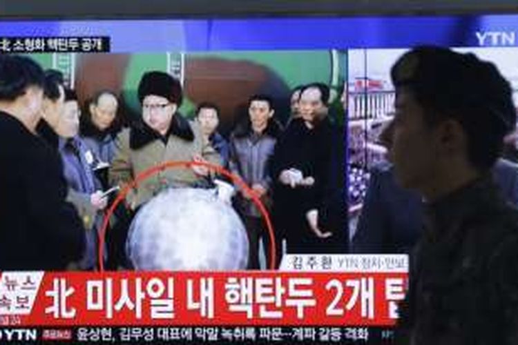 Seorang tentara Korsel mengamati penayangan berita terkait pemimpin Korut Kim Jong-un di stasiun di kereta api di Seoul, Korsel.