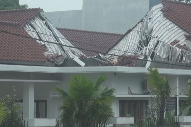 Atap rumah dinas Bupati Ogan Komering Ilir tampak kosong pada bagian tengah setelah ambruk pada Selasa (27/2/2018) petang.