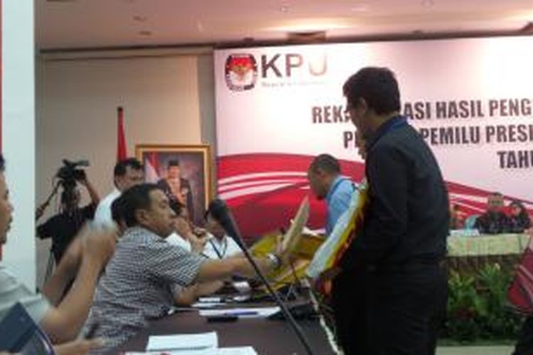 Anggota kelompok kerja Panitia Pemilihan Luar Negeri (PPLN) menunjukkan dokumen penghitungan suara pemilu luar negeri sebelum proses rekapitulasi suara luar negeri di Komisi Pemilihan Umum (KPU), Kamis (17/7/2014).