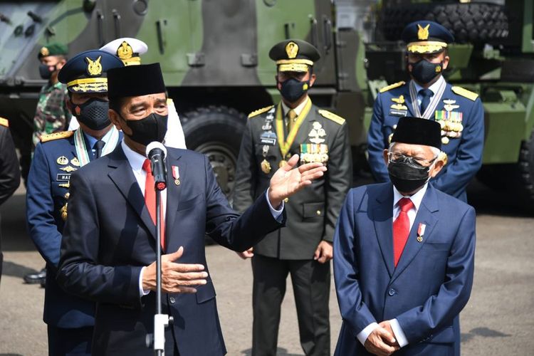 Wakil Presiden Ma'ruf Amin saat mendampingi Presiden Joko Widodo (Jokowi) meninjau pameran alutsista dalam rangka HUT ke-76 TNI di halaman Istana Merdeka, Jakarta, Selasa (5/10/2021).