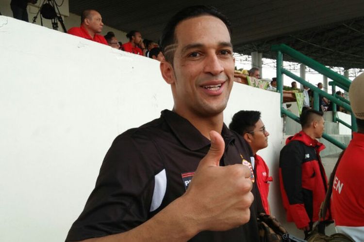 Addison Alves saat menyaksikan leg kedua semifinal Piala Presiden 2018 antara Persija Jakarta vs PSMS Medan di Stadion Manahan Solo, Senin (12/2/2018). 