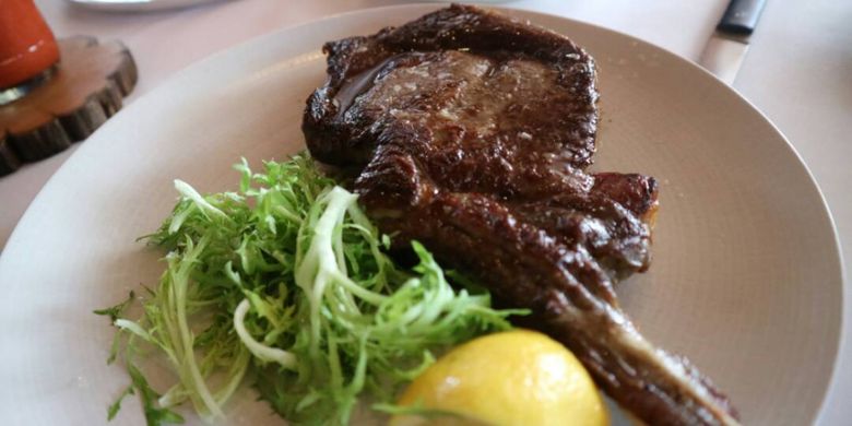 Rib Eye Steak di restoran fine dining, Aria. Daging sapi adalah salah satu produk andalan Australia, tak heran rasanya begitu lezat.