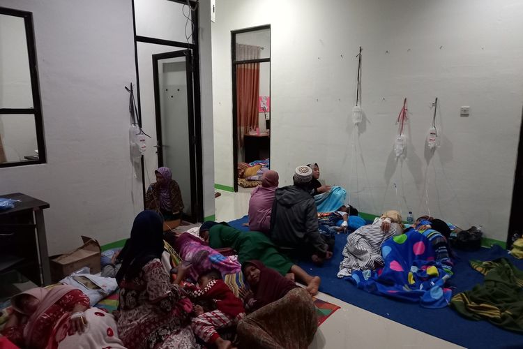 Puluhan warga satu desa di Kecamatan Cijaku, Kabupaten Lebak, Provinsi Banten dilarikan ke puskesmas pada Jumat (21/1/2022). Mereka diduga keracunan usai menyantap nasi syukuran pada sore satu hari sebelumnya.