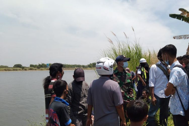 Suasana warga memadati tempat kedua remaja ditemukan tewas tenggelam di Bendungan Grak Sembayat (BGS), Senin (28/9/2020).