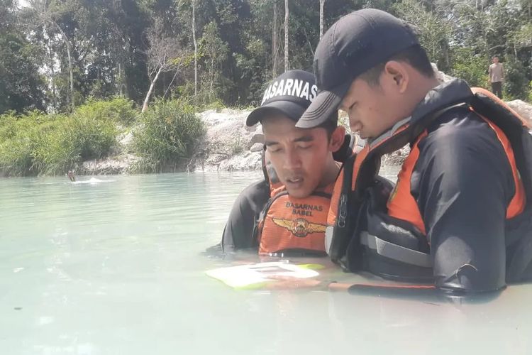 Tim SAR saat memindai lokasi korban di kolong Air Gegas, Bangka Selatan, Kepulauan Bangka Belitung, Jumat (15/4/2022).