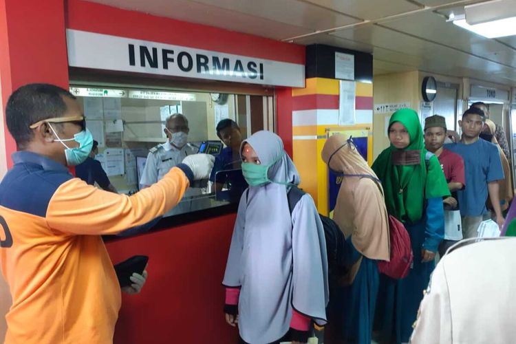 PT Pelayaran Nasional Indonesia (Persero) atau PT Pelni (Persero) mewajibkan seluruh penumpang yang akan berpergian dengan kapal pelni untuk menggunakan masker sebagai salah satu bentuk pencegahan penyebaran virus corona atau covid-19 di atas kapal.