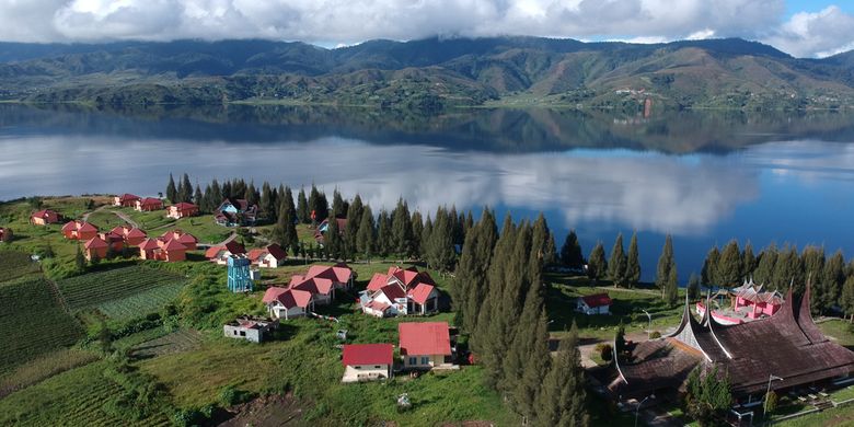 Danau kembar Diateh atau danau atas, merupakan salah satu pesona alam di Solok, Sumatera Barat.