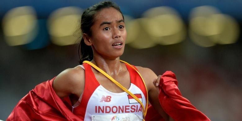 Pelari Indonesia, Triyaningsih, seusai keluar sebagai juara lomba lari nomor 5.000 meter SEA Games 2015 di Stadion Nasional, Singapura, Selasa (9/6/2015). 