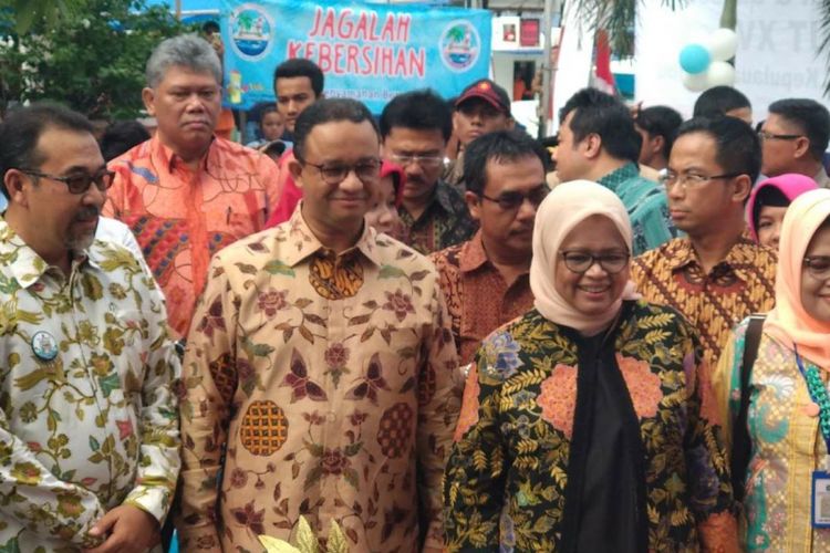 Bupati Kepulauan Seribu Irmansyah, Gubernur DKI Jakarta Anies Baswedan, dan istrinya Ferry Farhati dalam perayaan hari ulang tahun Kabupaten Kepulauan Seribu di Pulau Pramuka, Sabtu (11/11/2017).
