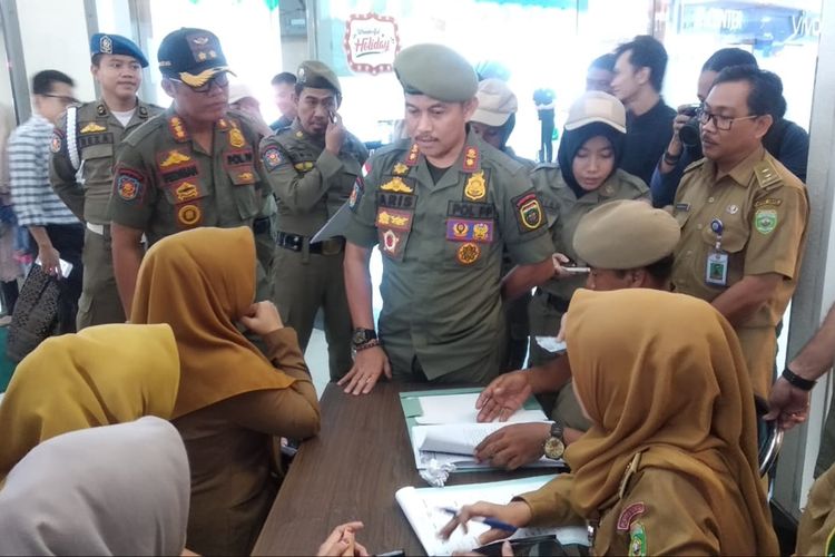 Para PNS dan honorer tertangkap oleh Satpol-PP Provinsi Sumsel sedang berbelanja di mall Palembang, ketika masih dalam jam kerja, Senin (9/12/2019).