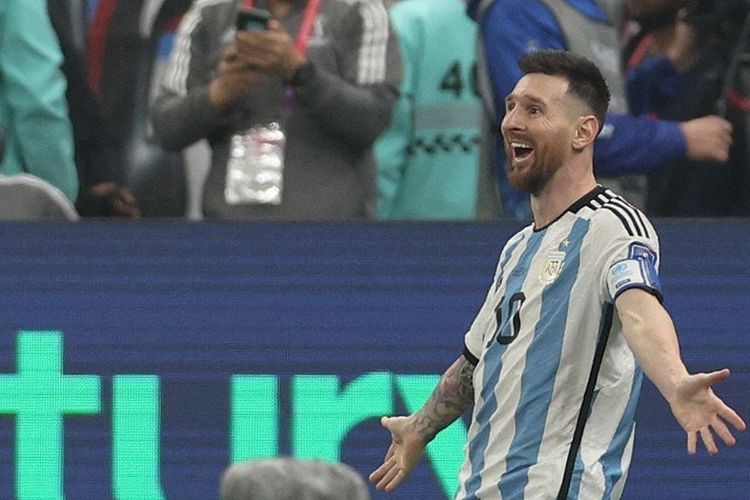 Penyerang Argentina Lionel Messi merayakan gol ketiga timnya pada final Piala Dunia 2022 Qatar antara Argentina vs Perancis di Stadion Lusail di Lusail, utara Doha pada Minggu 18 Desember 2022.