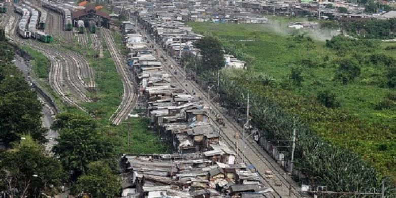 Permukiman padat di sekitar Stasiun Kampung Bandan, Jakarta Utara, Rabu (10/6). Pemerintah Provinsi DKI Jakarta berencana menata kawasan sekitar Stasiun Kampung Bandan dengan membangun rumah susun yang memanfaatkan lahan milik PT KAI. 