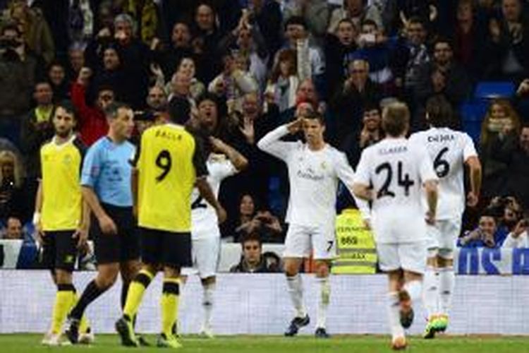 Penyerang Real Madrid, Cristiano Ronaldo, saat melakukan selebrasi gol pertamanya ke gawang Sevilla pada lanjutan Liga BBVA di Santiago Bernabeu, Rabu atau Kamis (31/10/2013). Madrid menang 7-3 pada laga tersebut. 
